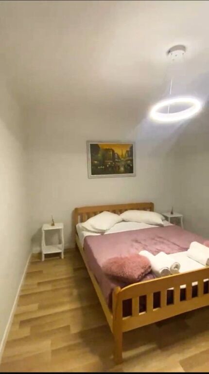 Bulevardi Zogu I,pas Ministrise se Drejtesise jepet me qera apartament 1+1,i mobiluar.55,000Leke