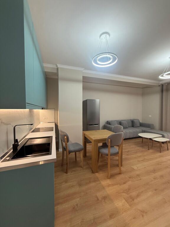 🏠AFFITTASI Appartamento 2+1 📍Via 5 Maji -Arredamento moderno 🏷️ Prezzo: 65.000 Leke/Mese