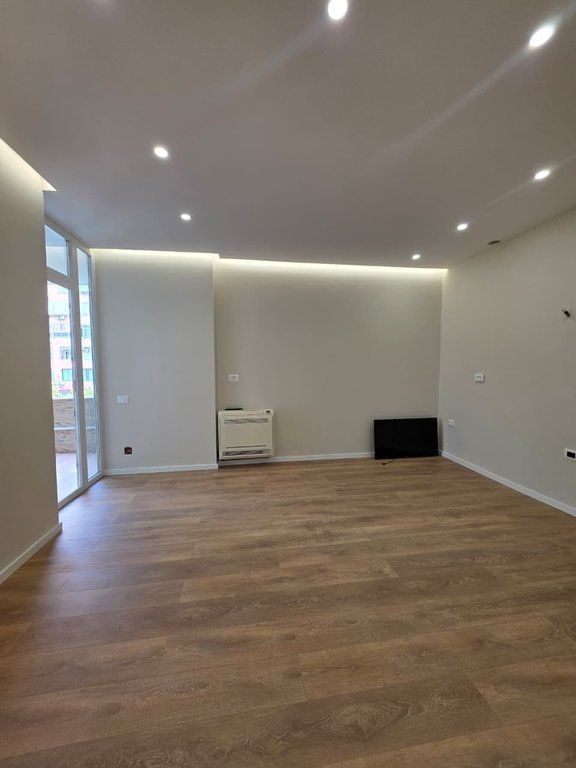 Shitet ,Apartament 1+1, Komuna e Parisit, Tirane