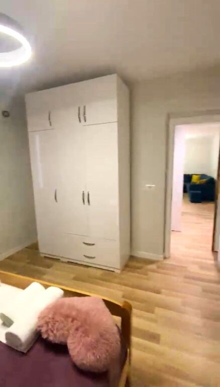 Bulevardi Zogu I,pas Ministrise se Drejtesise jepet me qera apartament 1+1,i mobiluar.55,000Leke
