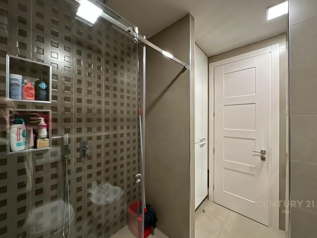Shitet apartament 3+1+Kuzhine te Vecuar tek Kompleksi Kika 1, prane Union Bank!