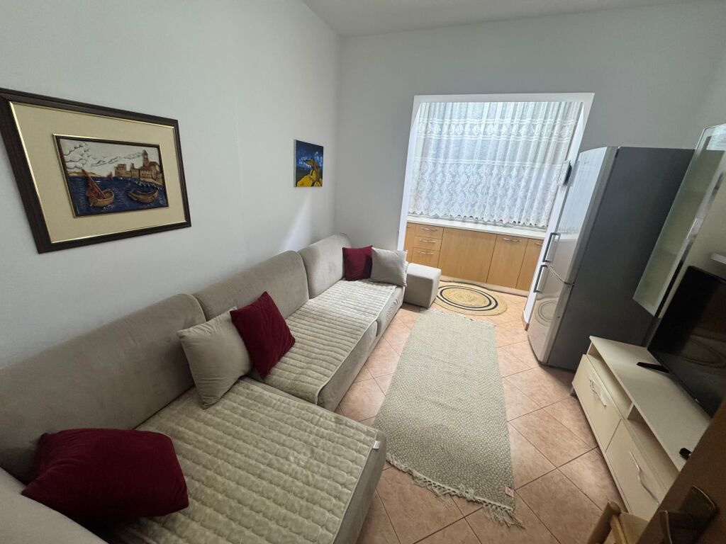 🏡 Jepet me qera apartament 2+1 në Myslym Shyr, pranë ish-Ekspozitës.
