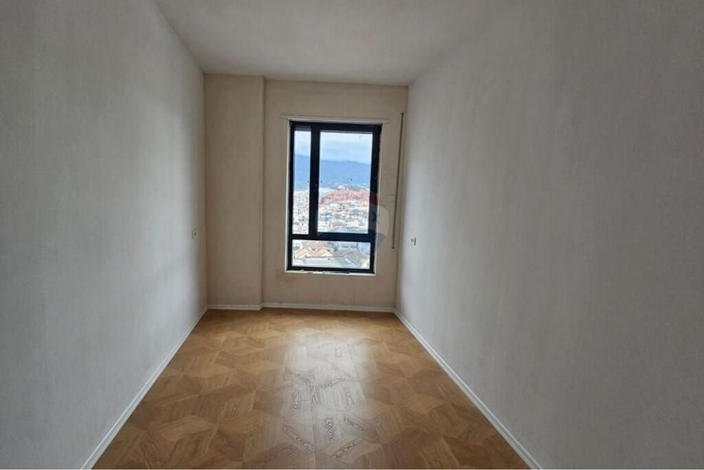 Apartament - Për Shitje - Rruga 5 Maji, Tiranë