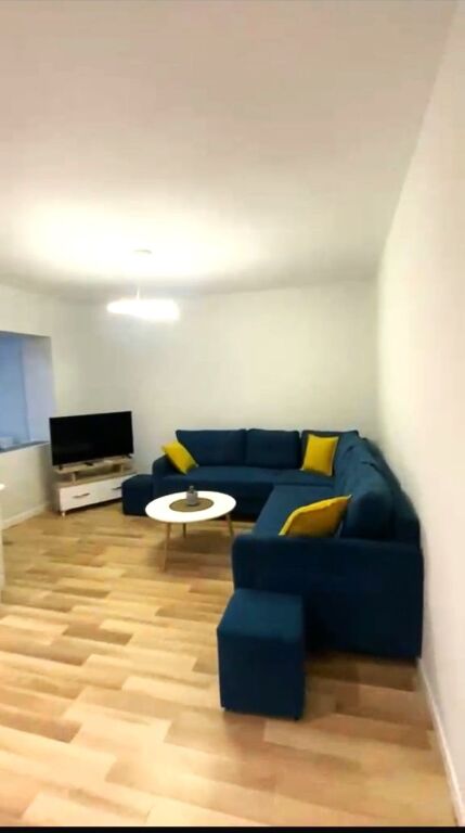 Bulevardi Zogu I,pas Ministrise se Drejtesise jepet me qera apartament 1+1,i mobiluar.55,000Leke