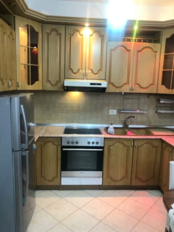 Jepet Me Qera Apartament 3+1+1 Ballkon