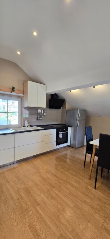 APARTAMENT 1+1, PRANE QENDRES