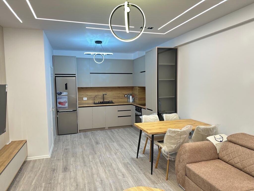 🏡 Appartamento 1+1 in affitto con posto auto a Urban Gate ✨  📍 4° piano in un edificio nuovo con ascensore 🛋️ Appena arredato 🆕 Mai abitato prima 🪑 Arredamento completamente nuovo e moderno 🚗 Posto auto incluso ☀️ Ambiente comodo e funzionale  💰 Affitto: 55.000 lek/mese  Ideale per chi cerca comfort, comodità e facile accesso a una delle zone più preferite di Tirana. 📩 Per maggiori informazioni o visita, contattare via DM