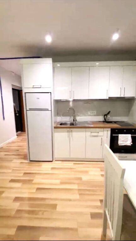 Bulevardi Zogu I,pas Ministrise se Drejtesise jepet me qera apartament 1+1,i mobiluar.55,000Leke