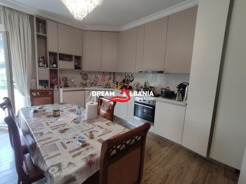 Quattro ville in vendita nella zona di Ali Demi vicino a Via Myslym Lela (ID 4151222)