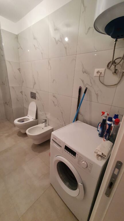 🏢Rruga Kongresi i Manastirit,Kompleksi Zirkon jepet me qera apartament 1+1,i mobiluar 500Euro   