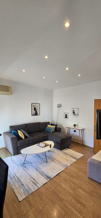 APARTAMENT 1+1, PRANE QENDRES