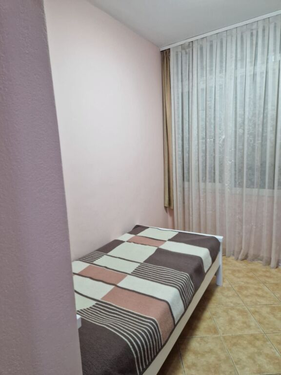 Tek Zogu Zi,prane Bar Kafe Luis jepet me qera apartament 3+1+2+post parkimi,i mobiluar.  800 Euro
