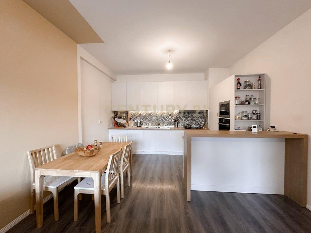 Shesim apartament 2+1 perball UET-se ne Porcelan!
