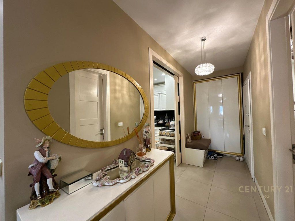 Shitet apartament 3+1+Kuzhine te Vecuar tek Kompleksi Kika 1, prane Union Bank!