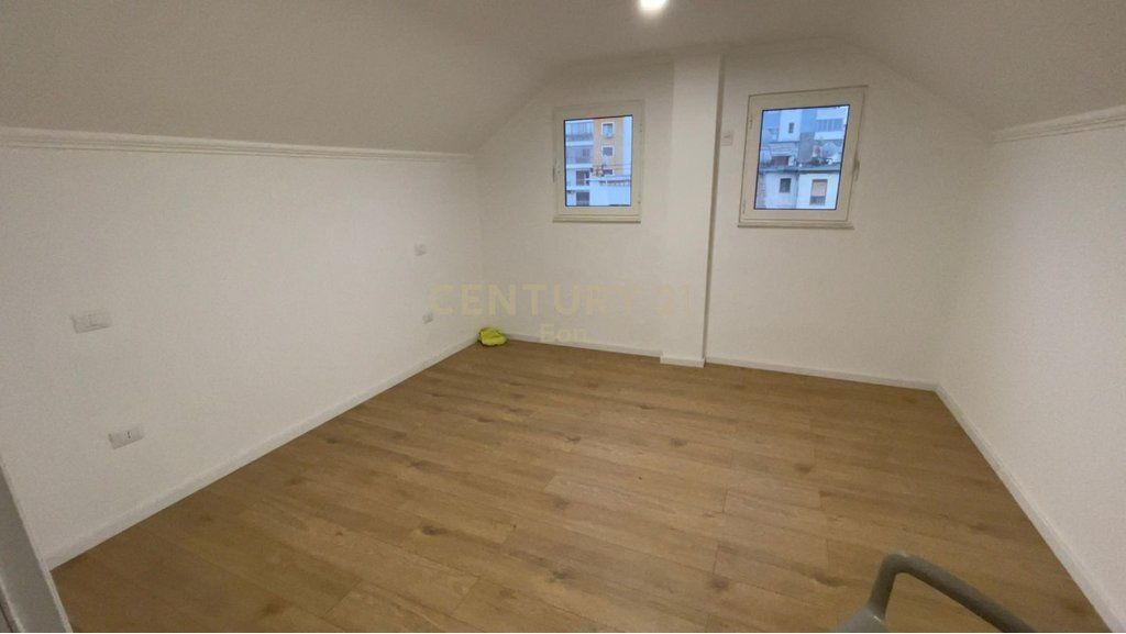 Duplex Për Shitje në Pallati i Sporteve, Qendra e Durrësit !!