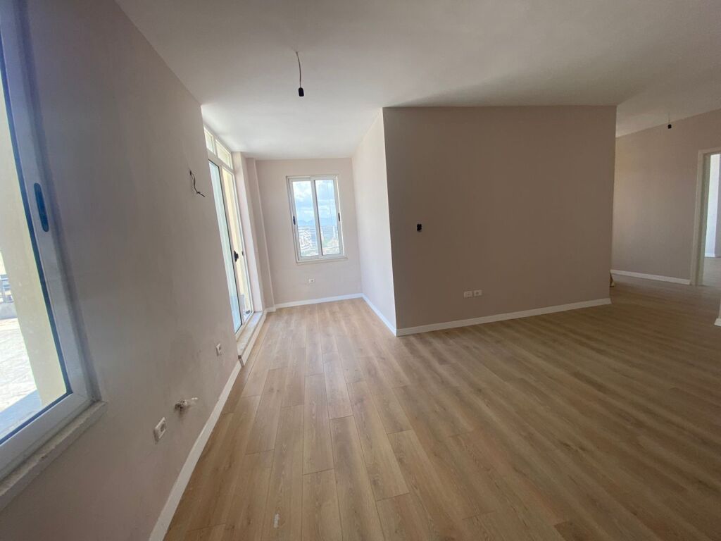 Shitet Apartament 2+1+2 + verande , Astir
