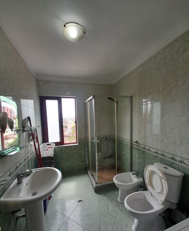 Ne zonen e Medresese jepet me qera apartament 1+1,i mobiluar 55,000Leke