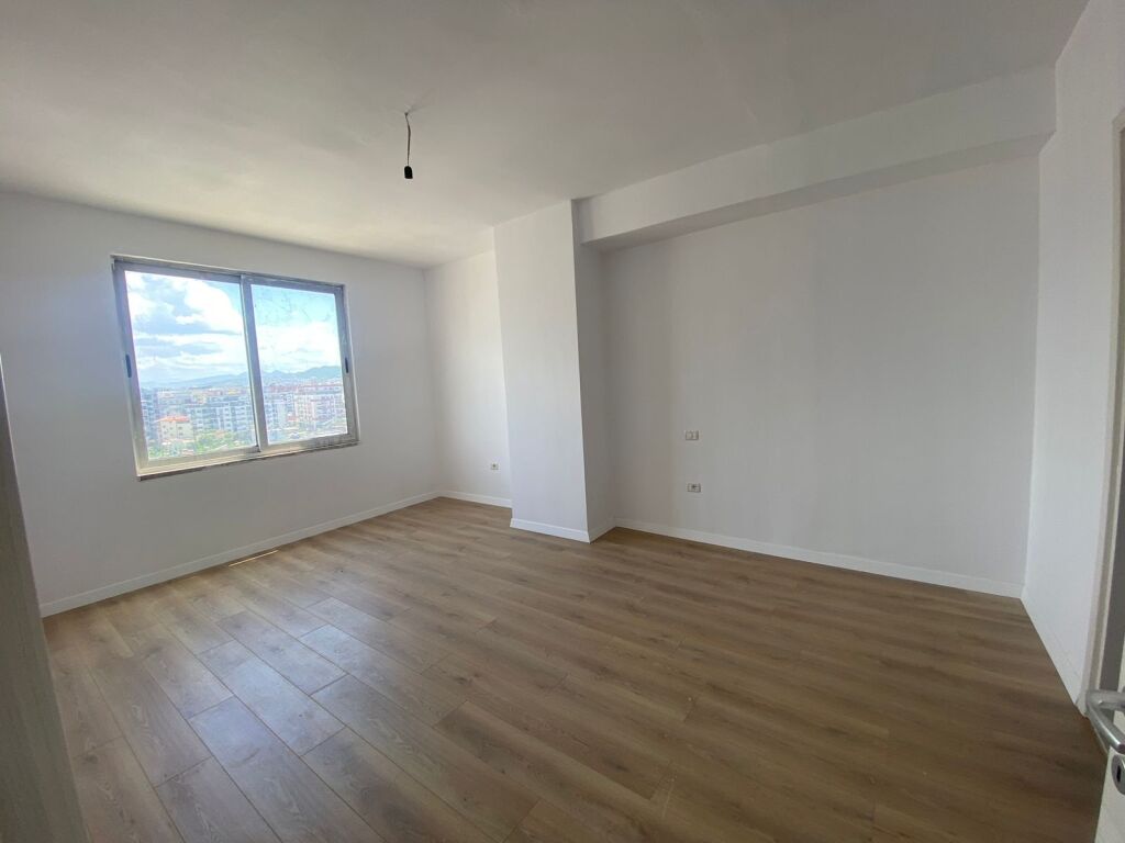 Shitet Apartament 2+1+2 + verande , Astir