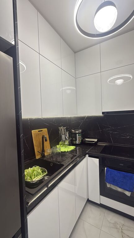 Shitet Apartament 1+1 ne Golem/ 200m2 larg detit