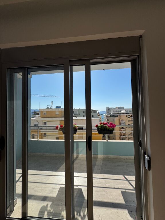 Vendesi Appartamento 2+1 Lungomare Vlore