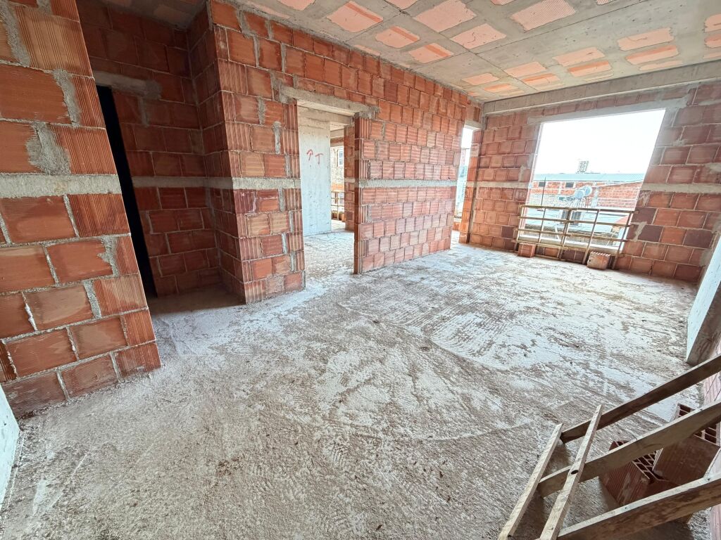 🏡 Appartamento 1+1 in vendita 📍 Via “5 Maji” 🏢 2° piano • Con ascensore 🌅 Orientamento ovest 📐 Superficie 70 m² 🏗️ In costruzione, fase mattoni  💶 Prezzo: 112.000 € 📞