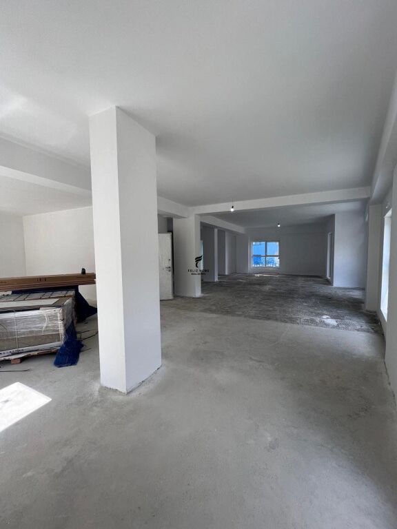 NEGOZIO IN AFFITTO 220 M2 ALI DEMI 300.000 LEKE FH-73194