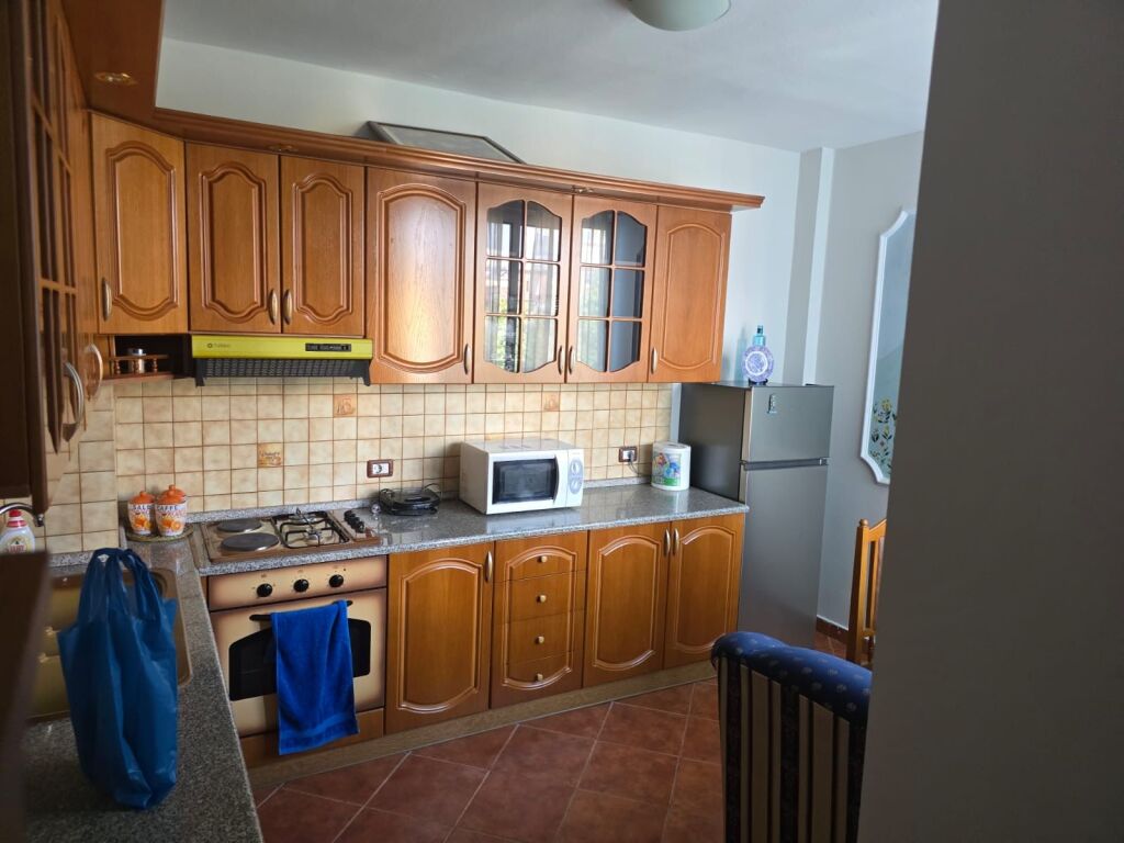 3+1, investito, in affitto, per uffici, ex esposizione, 100.000 lek