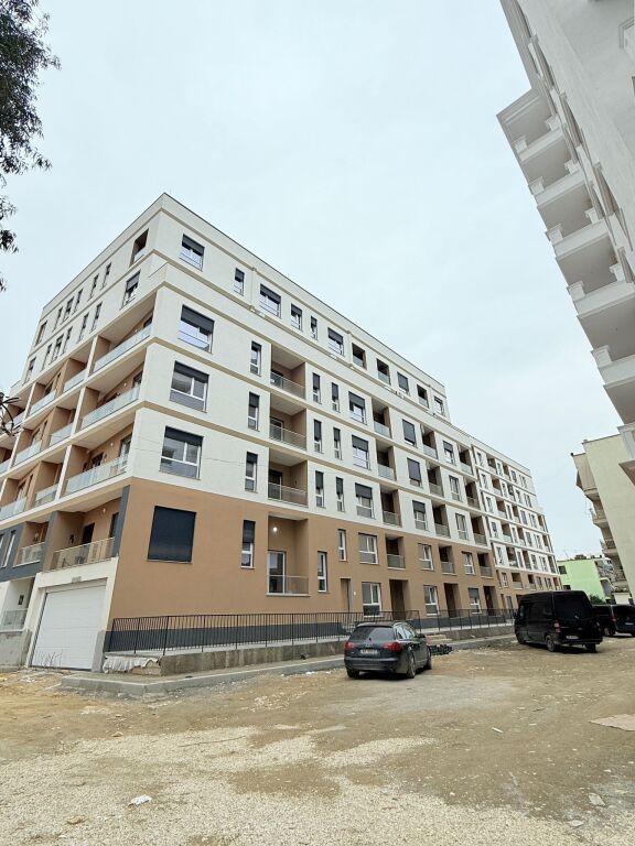 Shitet Apartament 1+1 ne Golem/ 200m2 larg detit