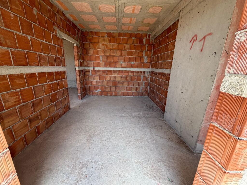🏡 Appartamento 1+1 in vendita 📍 Via “5 Maji” 🏢 2° piano • Con ascensore 🌅 Orientamento ovest 📐 Superficie 70 m² 🏗️ In costruzione, fase mattoni  💶 Prezzo: 112.000 € 📞