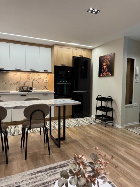 🏡 Duplex moderno in affitto 📍 Via Kavaja, di fronte American 3 🏢 Complesso Golden Park 3, 1° piano 🚗 Posto auto incluso  ✨ Arredamento moderno e lavori di qualità 💶 60.000 Lek / mese