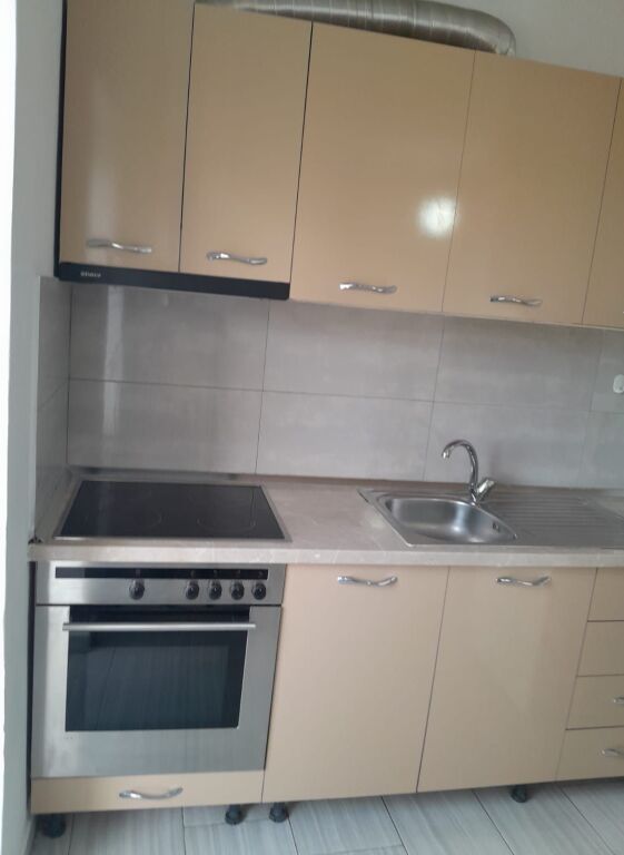 🏡 Jepet me Qera Apartament 1+1 Buzë Unazës, tek Rruga Bardhyl