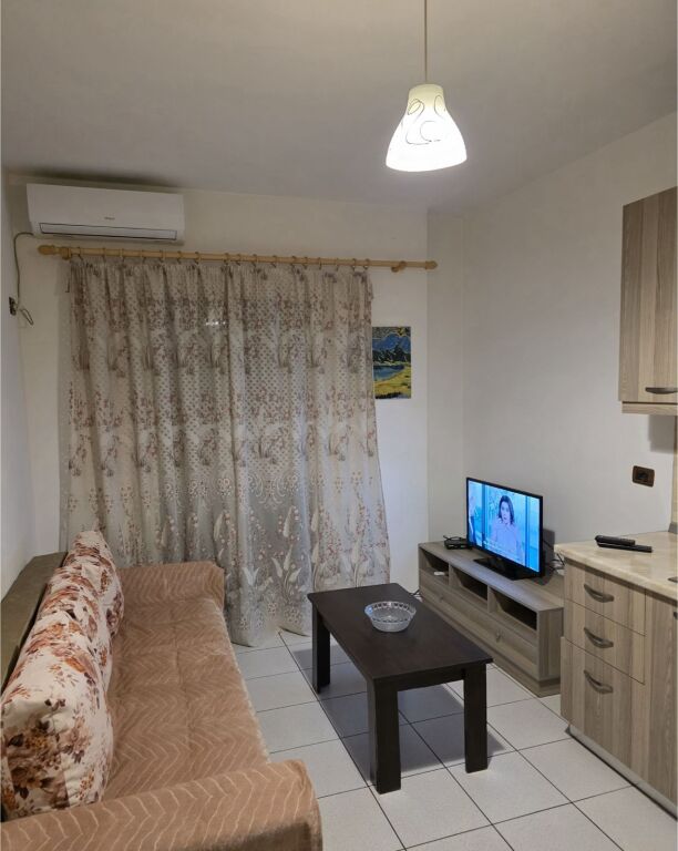 🏡 Appartamento 1+1 in affitto a Xhamllik – 40.000 Lek/mese