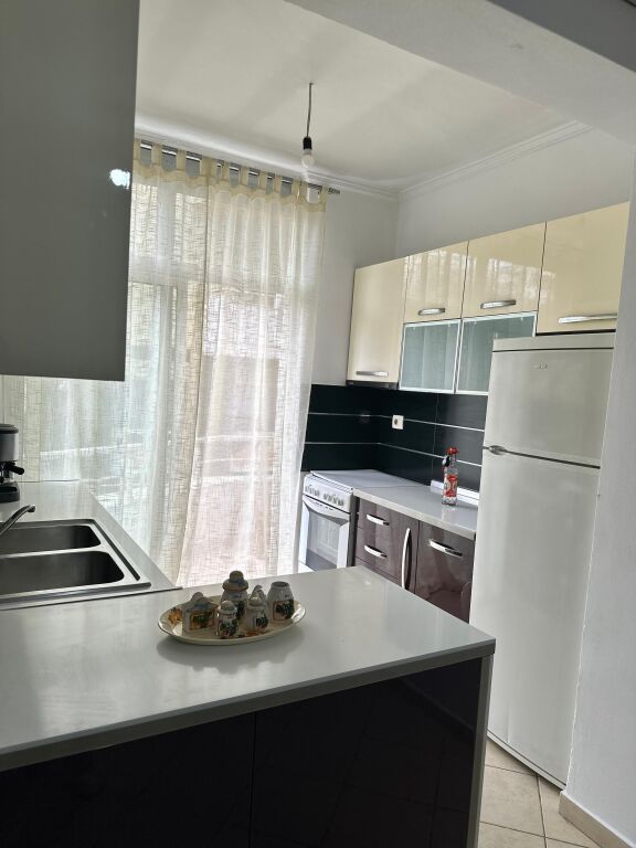 Jepet me qera Apartament 2+1 Fresk / Perballe Restorant Fresku