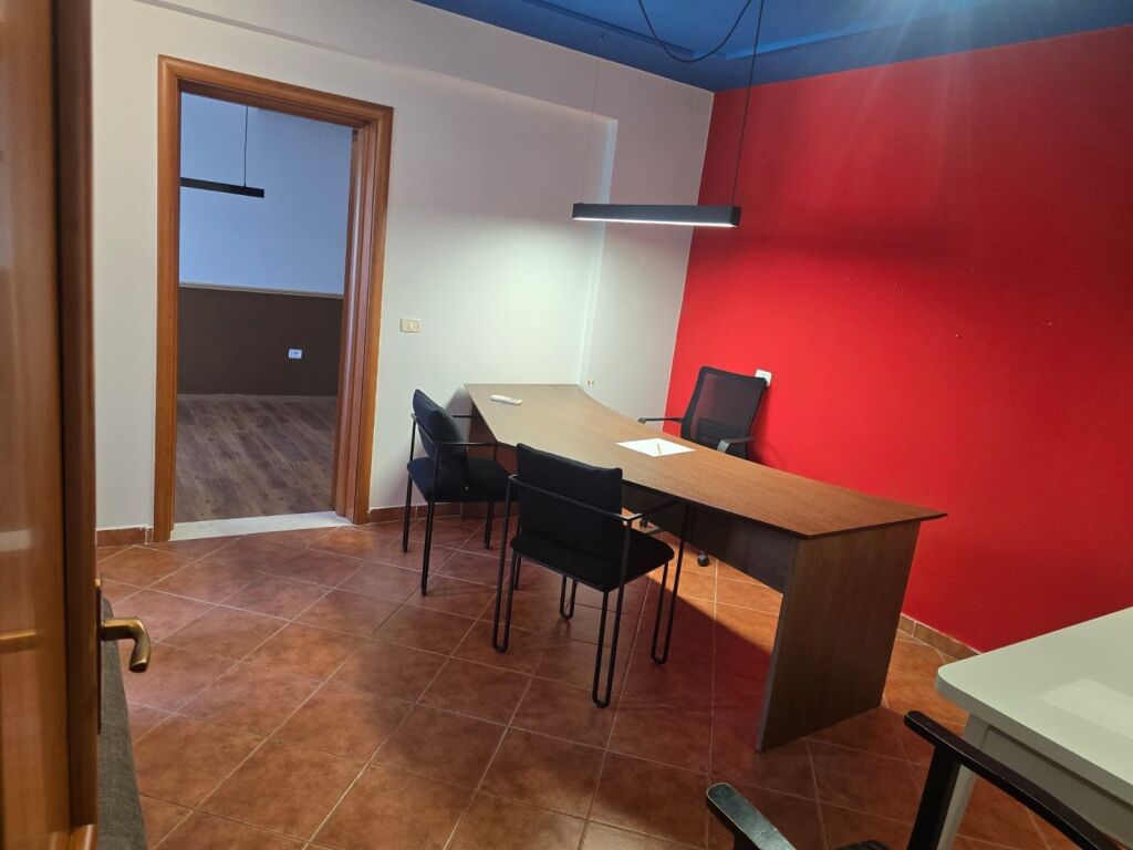 3+1, investito, in affitto, per uffici, ex esposizione, 100.000 lek