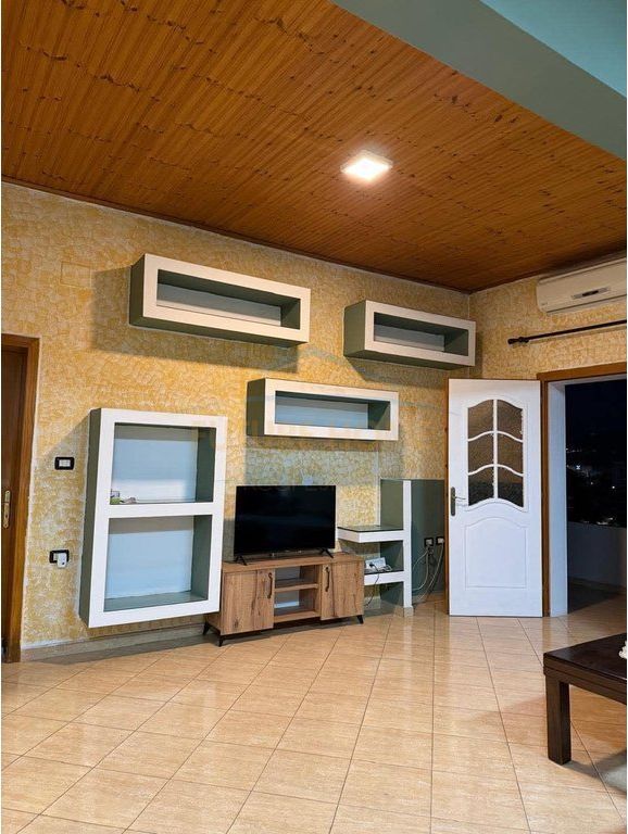 Affitto, 3° piano di una villa, Mezez