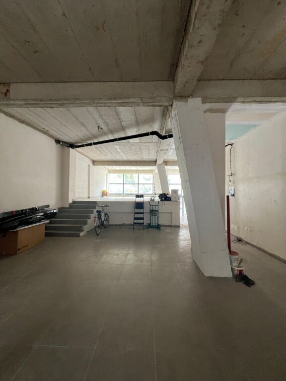 JEPET ZYRE ME QERA 160M2 PAZARI I RI