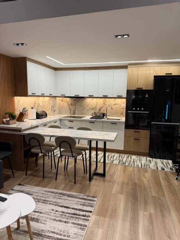 🏡 Duplex moderno in affitto 📍 Via Kavaja, di fronte American 3💶 60.000 Lek / mese
