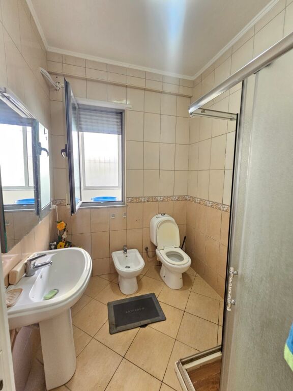 JEPET ME QERA APARTAMENT 2+1 PRANE SHKËMBIT I KAVAJËS