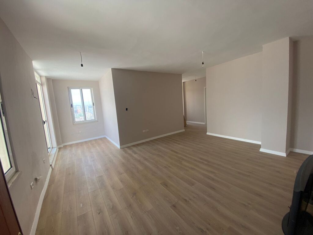 Shitet Apartament 2+1+2 + verande , Astir