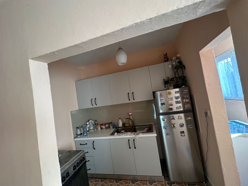 🏠 Appartamento 1+1 in affitto📍 Indirizzo: Di fronte al Ministero della Difesa, a 50 m dalla scuola “Ramazan Jarani”💶 Prezzo: 35.000 lek/mese