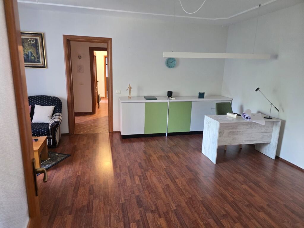 3+1, investito, in affitto, per uffici, ex esposizione, 100.000 lek