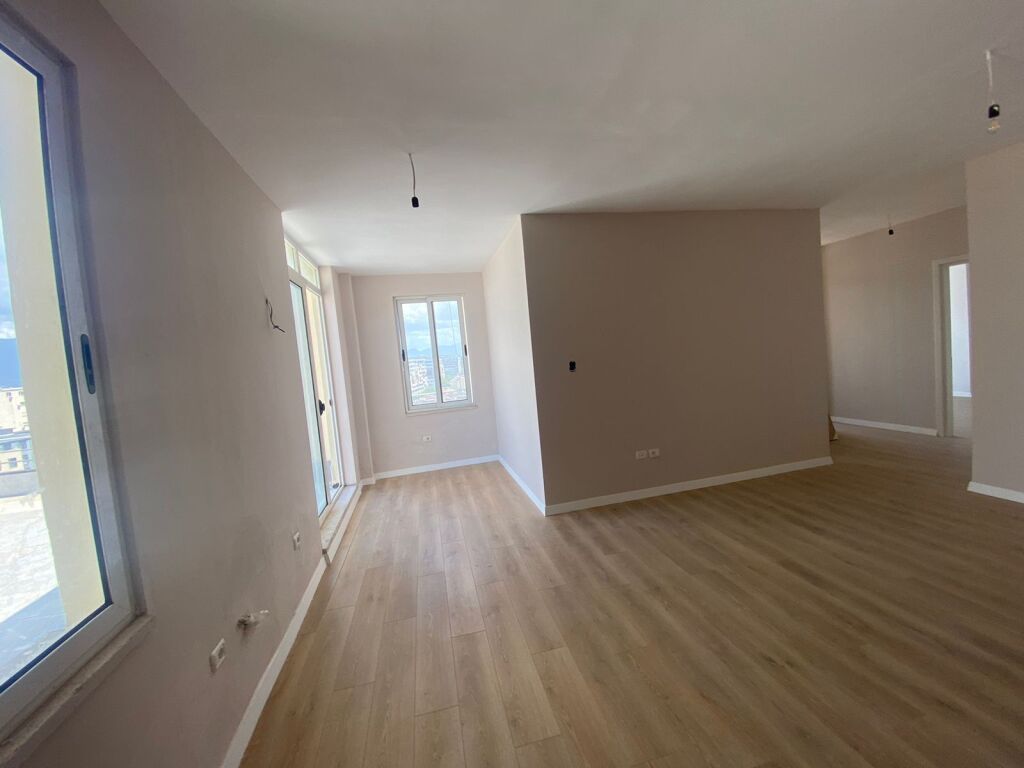 Shitet Apartament 2+1+2 + verande , Astir
