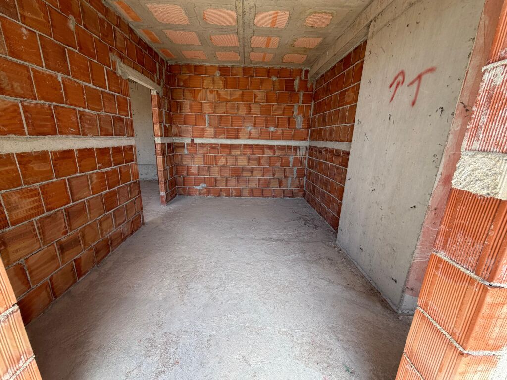 🏡 Shitet Apartament 1+1 📍 Rruga “5 Maji”