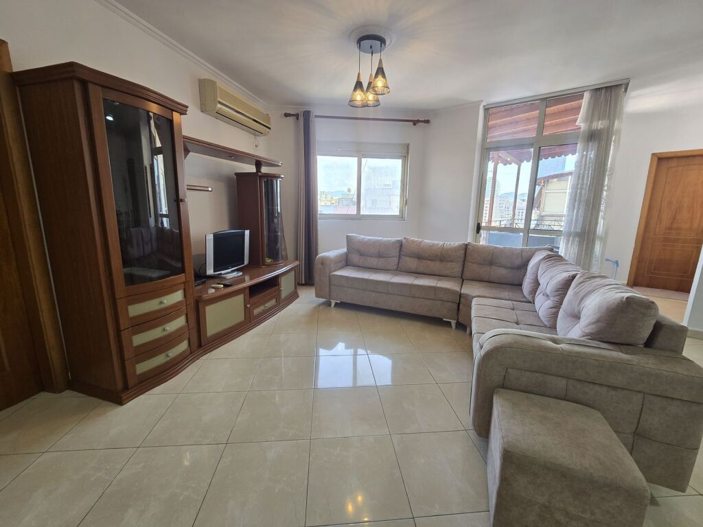 Jepet me qera apartament 2+1 ne Qender