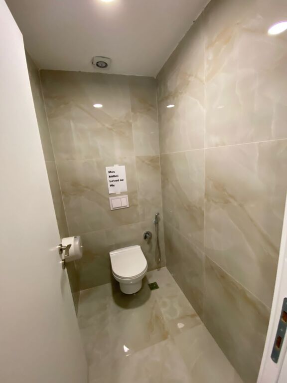🏢 Commercial property for rent 📍 Location: At the intersection near Pharmacy 10, above the “Mon Cheri” premises (2nd Floor)💶 Monthly rent: 3200 Euro