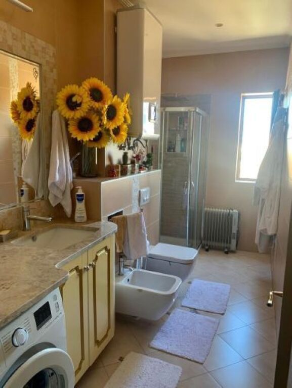 Apartameent 1+1 per qera Komuna e Parisit !
