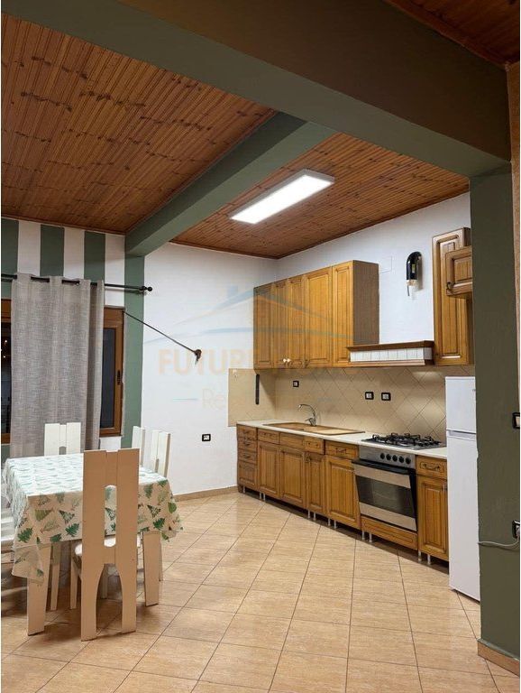 Affitto, 3° piano di una villa, Mezez
