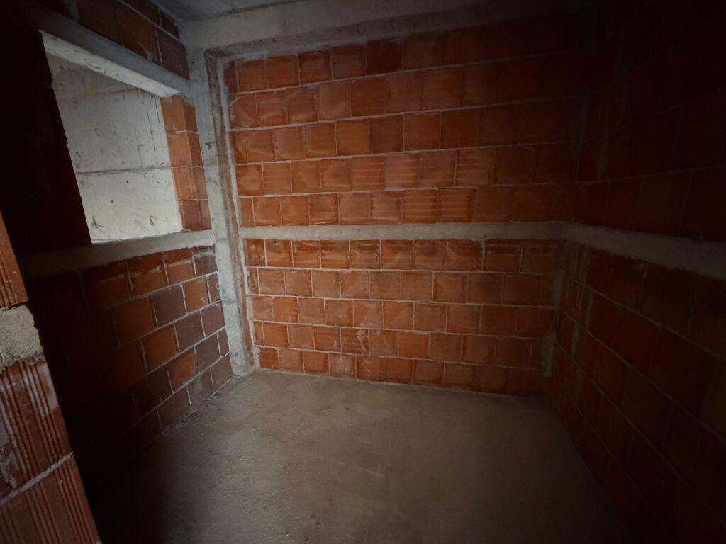 🏡 Appartamento 1+1 in vendita 📍 Via “5 Maji” 🏢 2° piano • Con ascensore 🌅 Orientamento ovest 📐 Superficie 70 m² 🏗️ In costruzione, fase mattoni  💶 Prezzo: 112.000 € 📞