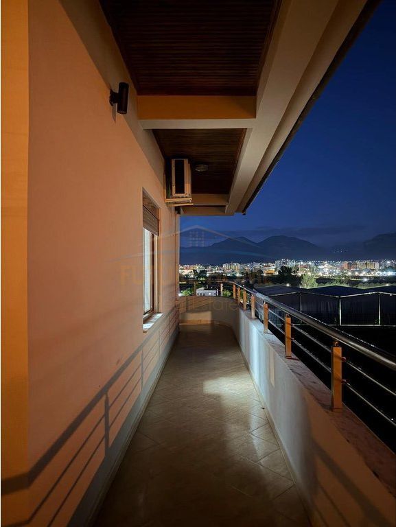 Affitto, 3° piano di una villa, Mezez