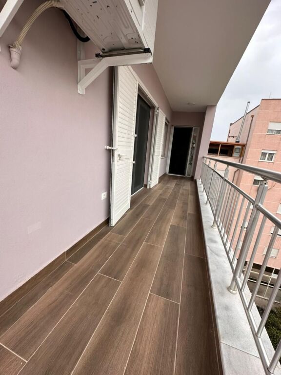 Qera,Apartament 3+1+2+Post parkimi Stacioni i Trenit,Tirana.